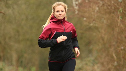 dynafit alpine GTX jacket woman runs in dynafit alpine GTX jacket