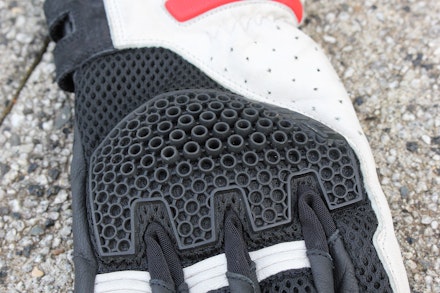 T.ur-G-Two-Adventure-Gloves-close-up