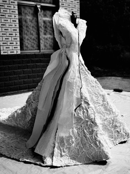 5.-Bingyi-The-Wedding-Dress-That-Takes-OFF-Itself-2022-2