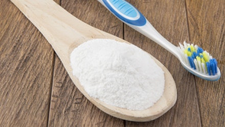 Clean your toothbrush with bicarbonate of soda Clean your toothbrush with bicarbonate of soda