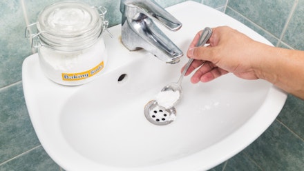 Make a natural homemade bathroom cleaner Make a natural homemade bathroom cleaner