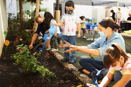 Meghan Markle visits a preschool in LA, wearing her Monica Vinader bracelet Meghan Markle visits a preschool in LA, wearing her Monica Vinader bracelet