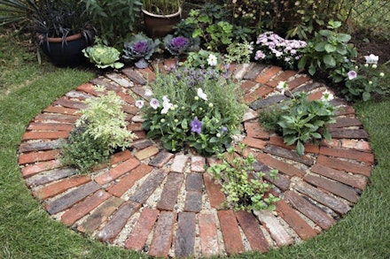 MAKE A RUSTIC BRICK PLANTING CIRCLE MAKE A RUSTIC BRICK PLANTING CIRCLE