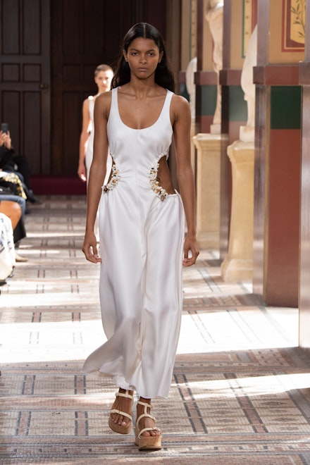 A model wearing a white dress with side cut-outs at Gabriela Hearst SS21 A model wearing a white dress with side cut-outs at Gabriela Hearst SS21
