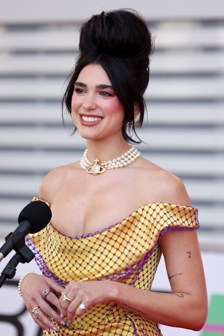 Dua Lipa wearing a pearl necklace from Vivienne Westwood Dua Lipa wearing a pearl necklace from Vivienne Westwood