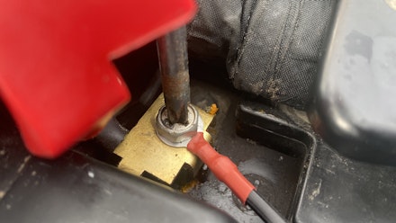 Screwing down positive battery connector Screwing down positive battery connector