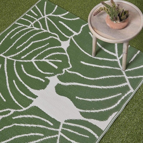 HOMESCAPES White & Green Outdoor Rug