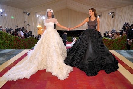 Kylie Jenner Kendall Jenner Met Gala Kylie Jenner Kendall Jenner Met Gala