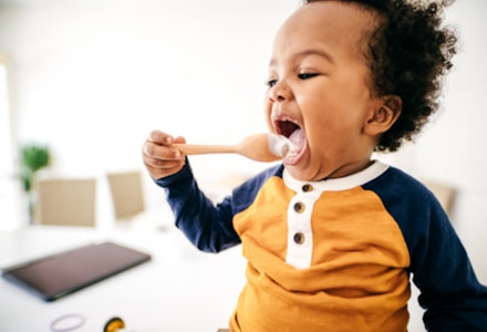 baby_eating_food