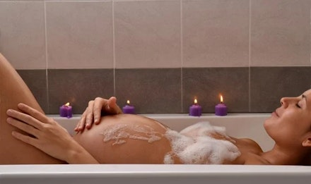 pregnant-woman-relaxing-in-bath