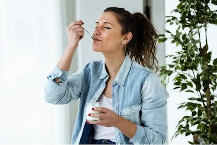 snacking-woman