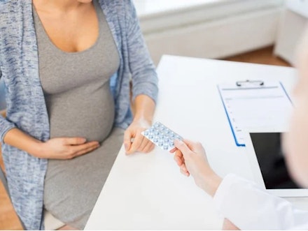 woman-pregnant-pills woman-pregnant-pills