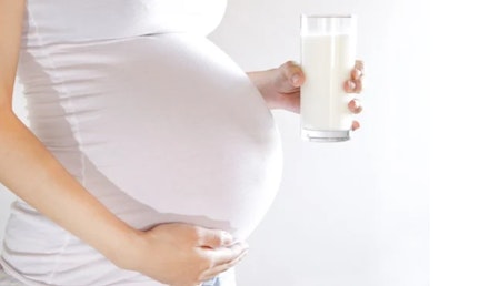 womanholdingbump