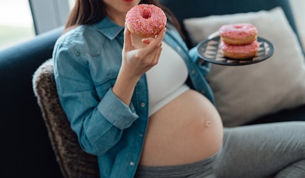 pregnant-woman-doughnuts