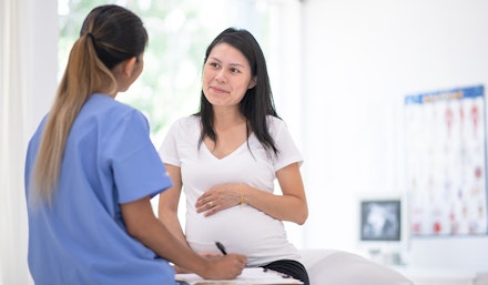 pregnant-woman-with-doctor