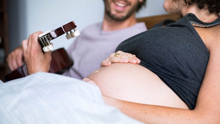 couple-in-bed-guitar