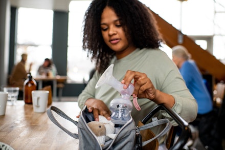 MANUAL BREAST PUMP_PRODUCT LIFESTYLE_015 Woman with Tomme Tippee Manual Pump