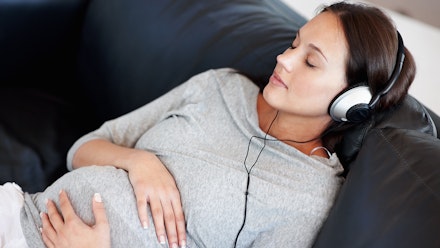 pregnant-woman-audibook woman listening to audiobook