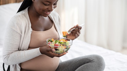 pregnant-woman-eating