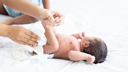 cleaning-baby-nappy