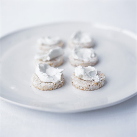 42 27212724 Either use mini rice cakes and put a small dollop of houmous on top, or larger ones and then break into small pieces. The houmous stops them from being too dry but you could also top with cream cheese. Plain rice cakes are an ideal snack when you’re out
