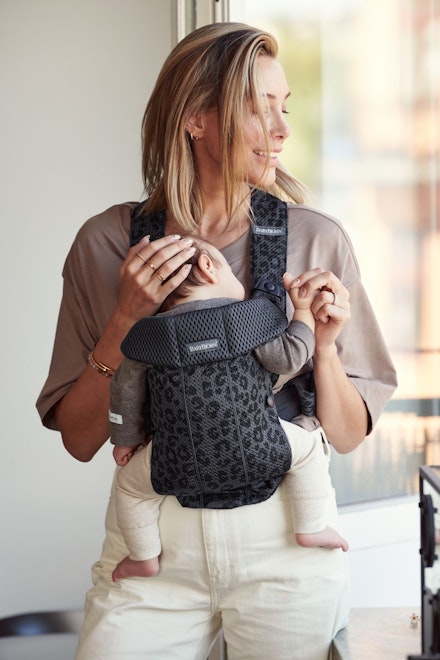 021078 baby carrier mini leo mesh lifestyle babybjorn 25 medium