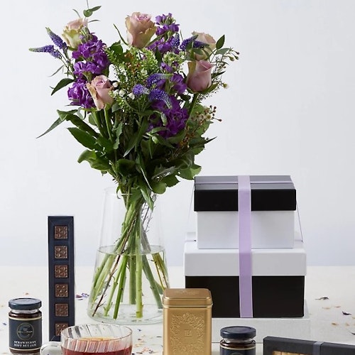 Spring Afternoon Treats with Flowers Gift Set