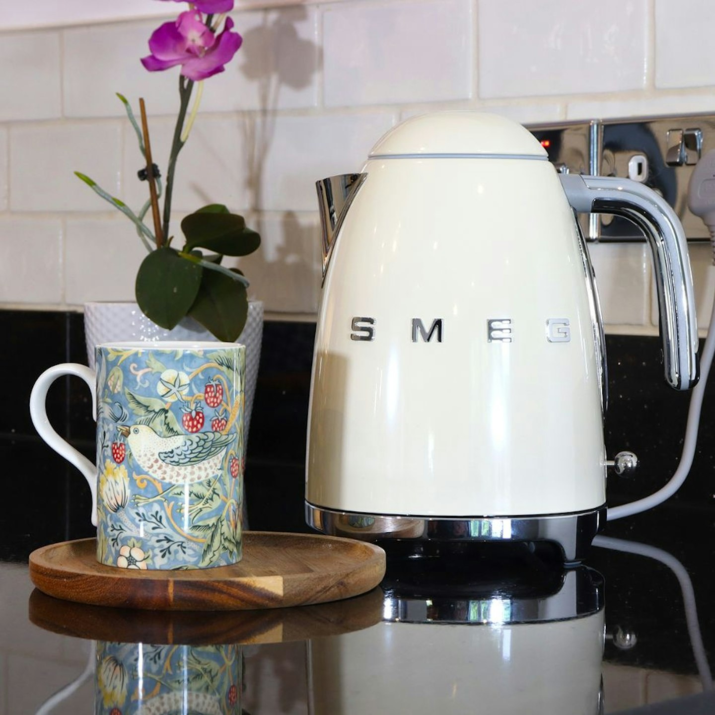 A Smeg 50s Style Cream Cordless Electric Kettle on test