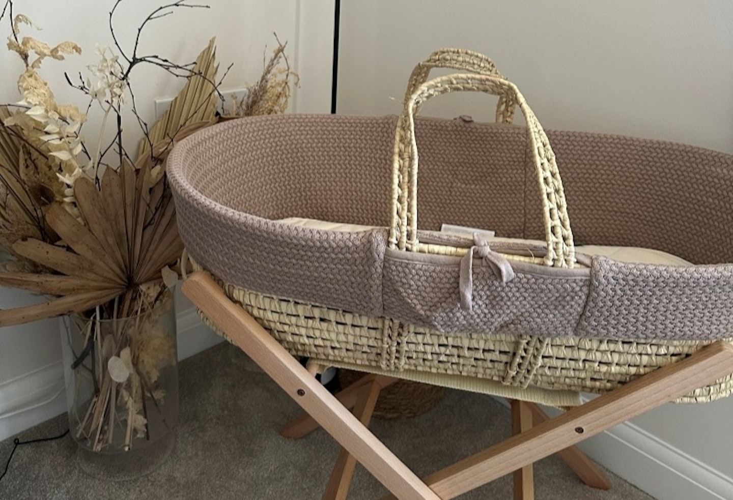 The Little Green Sheep Natural Knitted Moses Basket & Mattress with stand