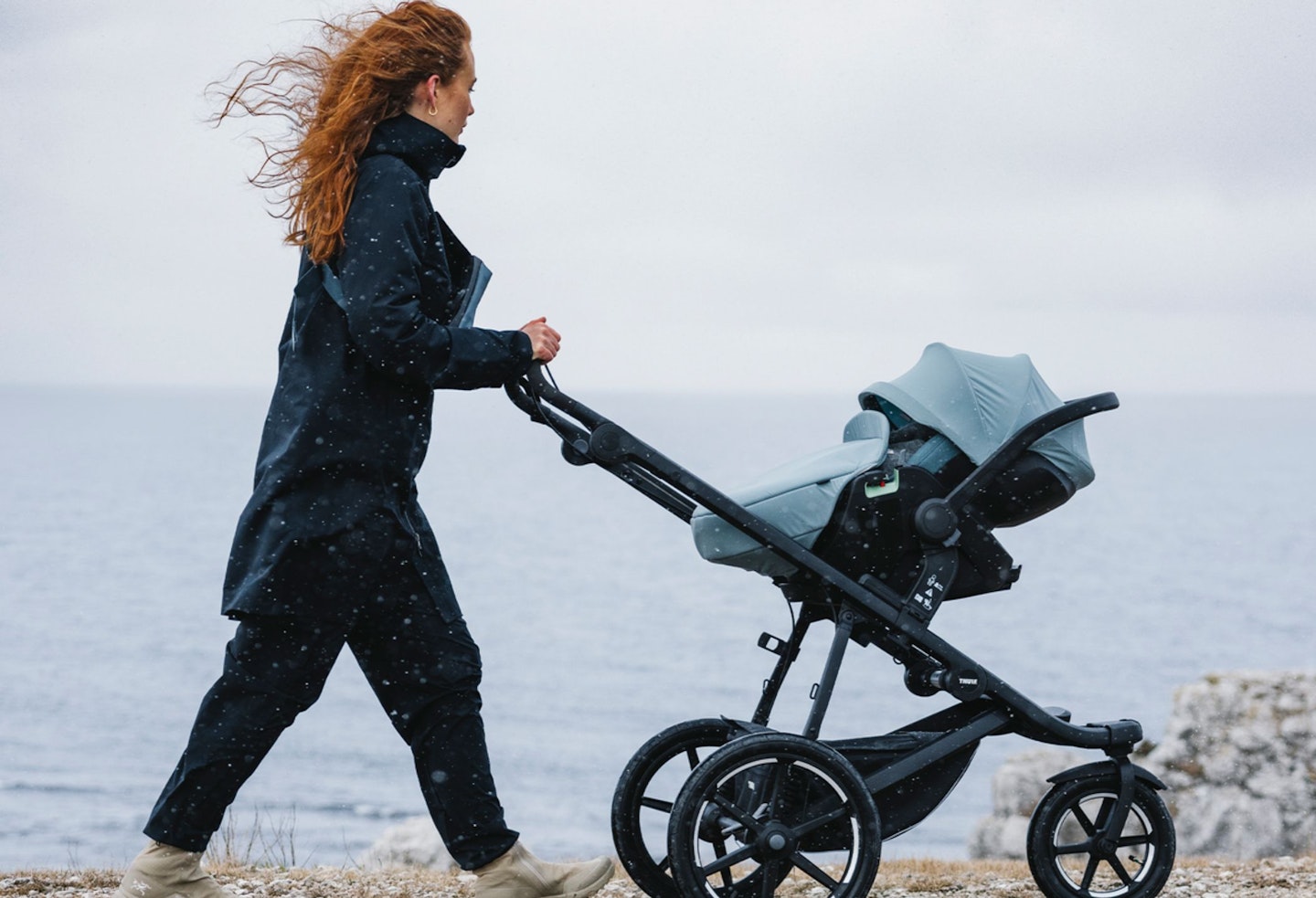 Young mum strolling with her newborn in Thule Glide 3