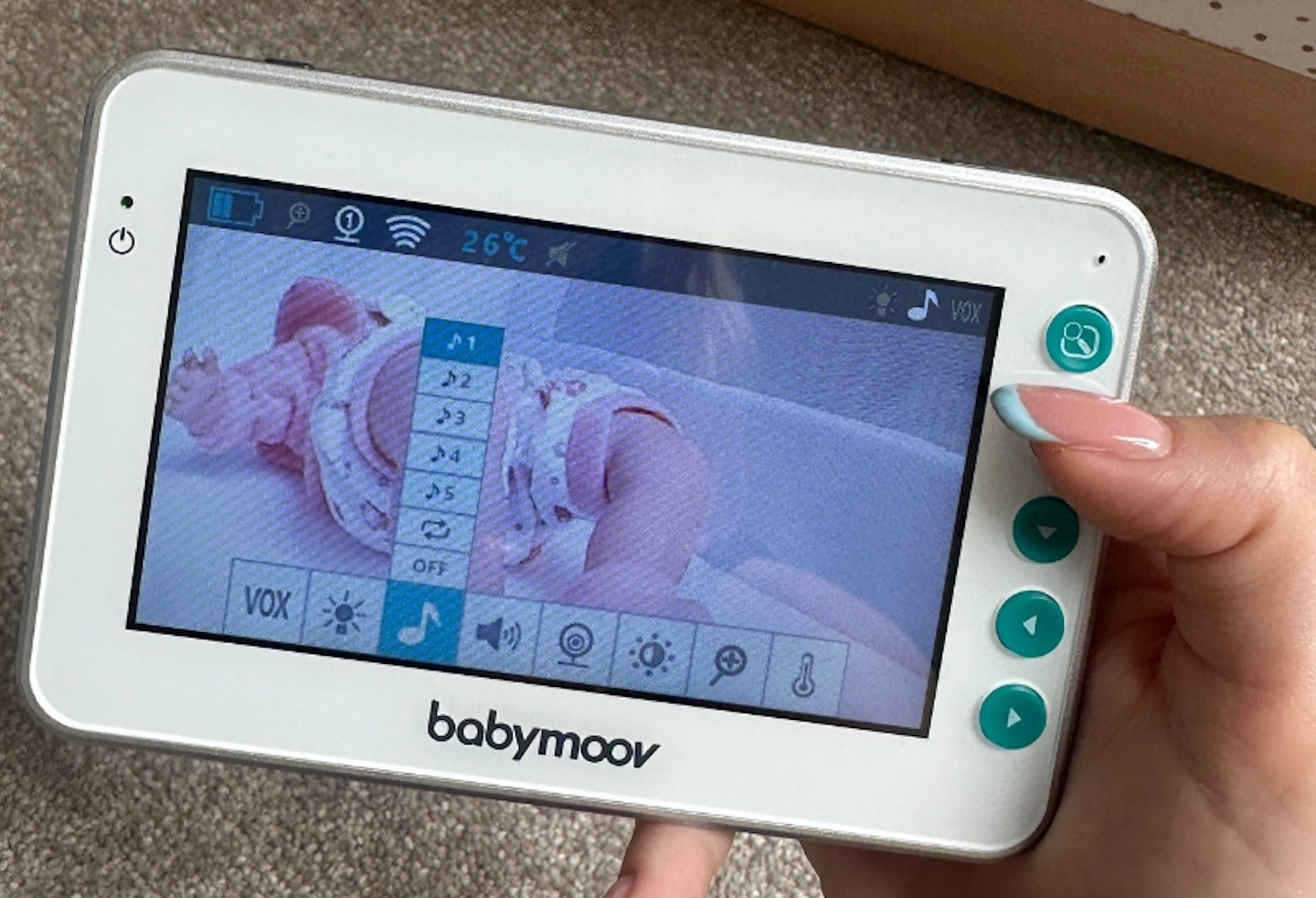 Babymoov YOO Moov 360° video monitor showing baby in cot