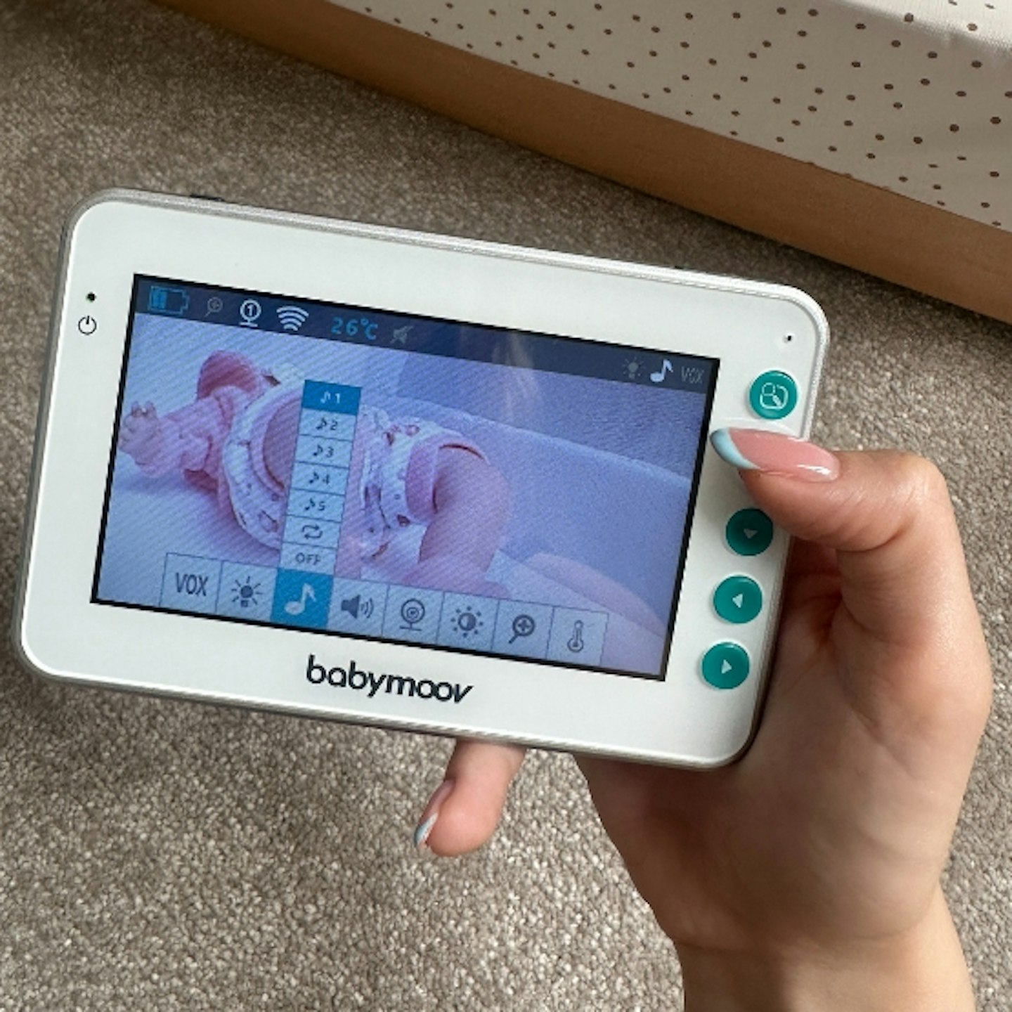 Babymoov YOO Moov 360° video monitor showing baby in cot