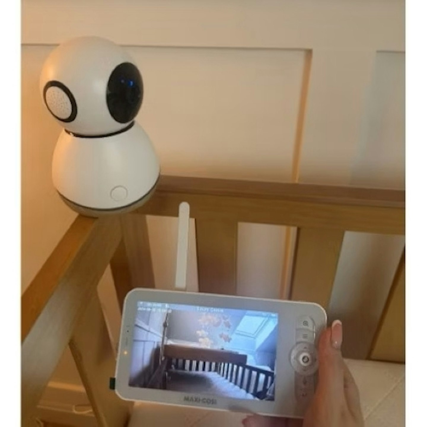 Maxi-Cosi See Baby Monitor and camera place on top of cot bed corner