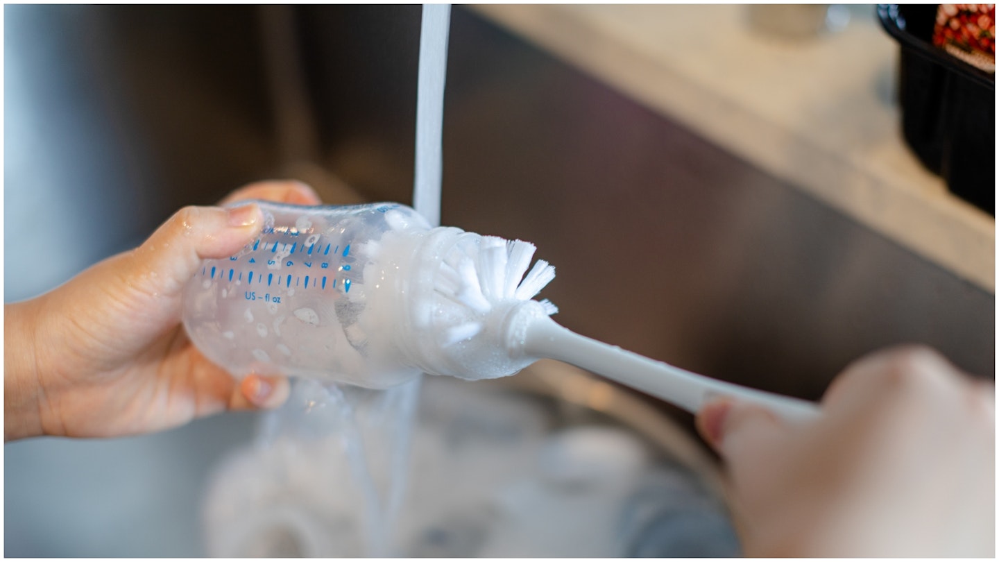 How to clean a baby bottle