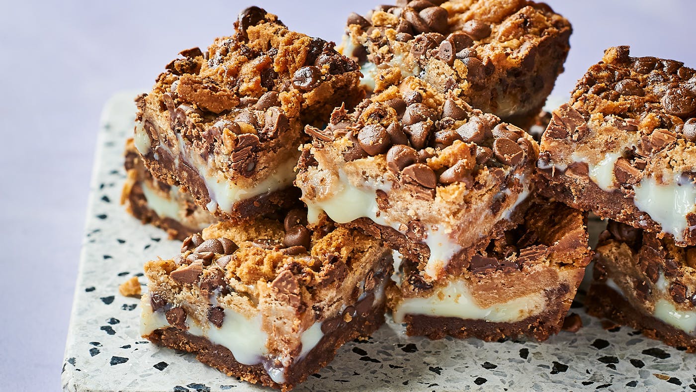 Chocolate chip cookie magic bars by Fitwaffle