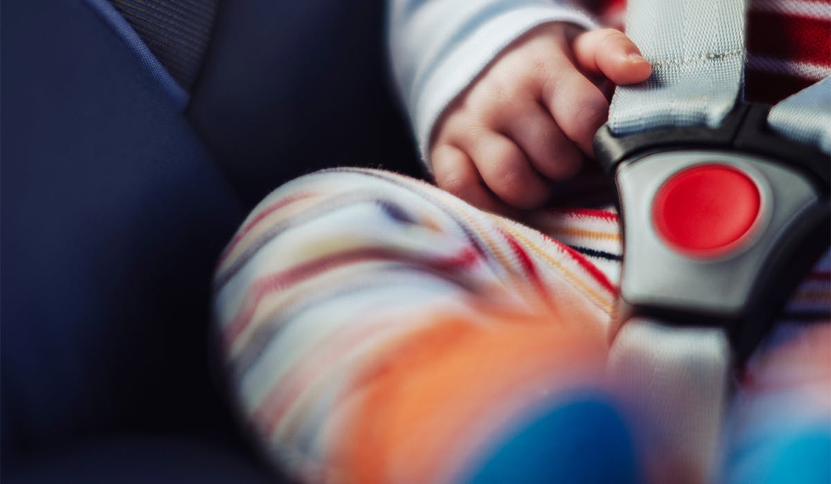 Baby car seat that lies outlet flat