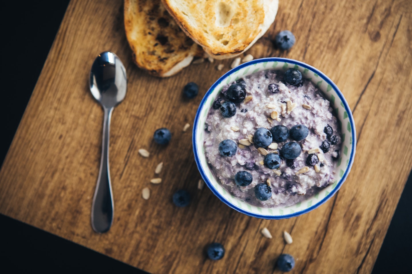 Porridge with flaxseed, hempseed and berries