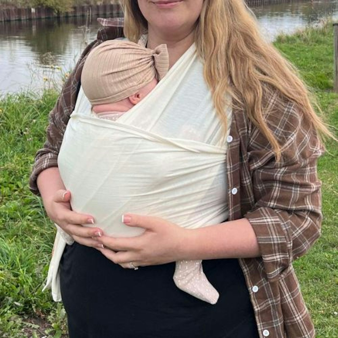 Mum wearning the Ergobaby Aura Baby Carrier Wrap with baby inside