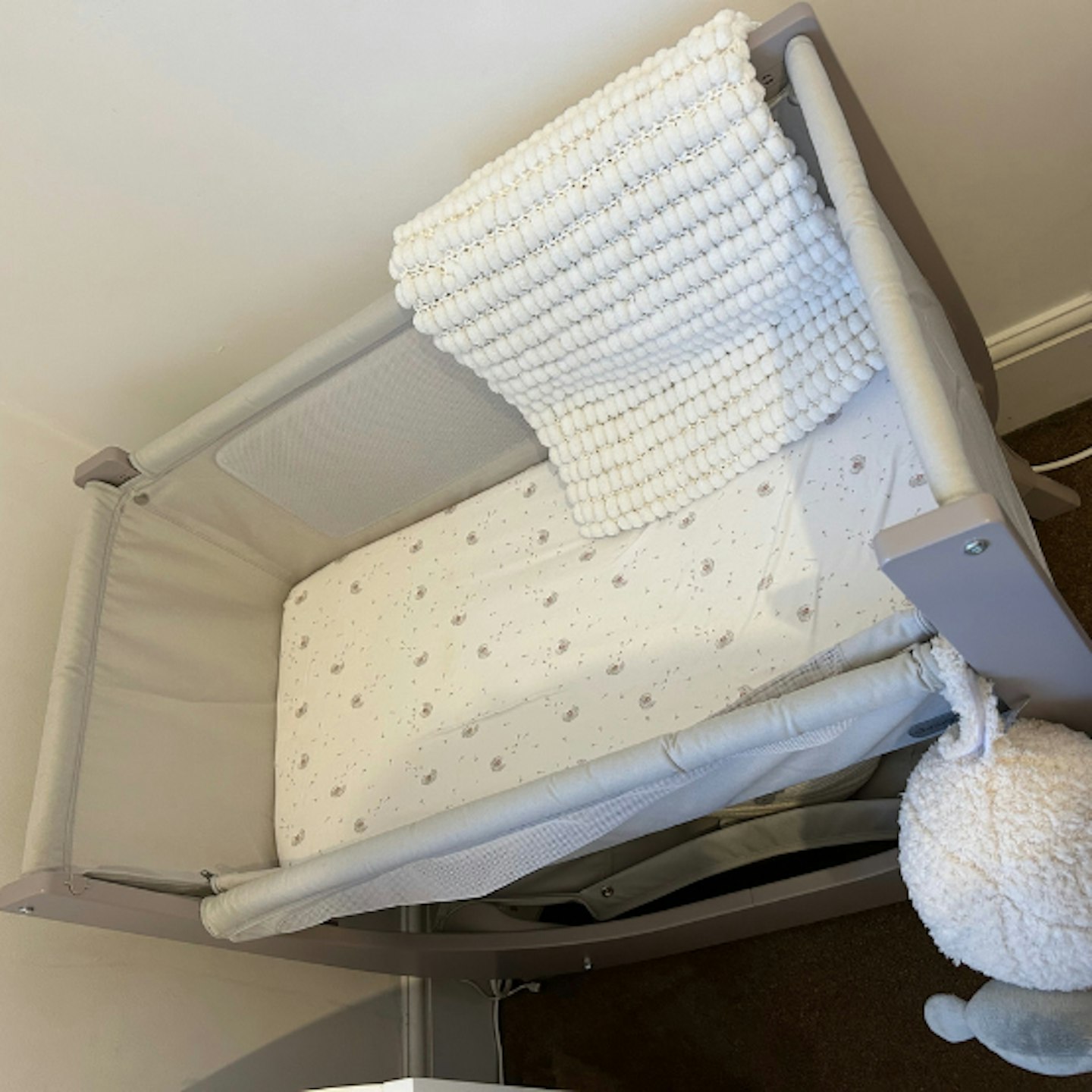 Snuggle bedside crib