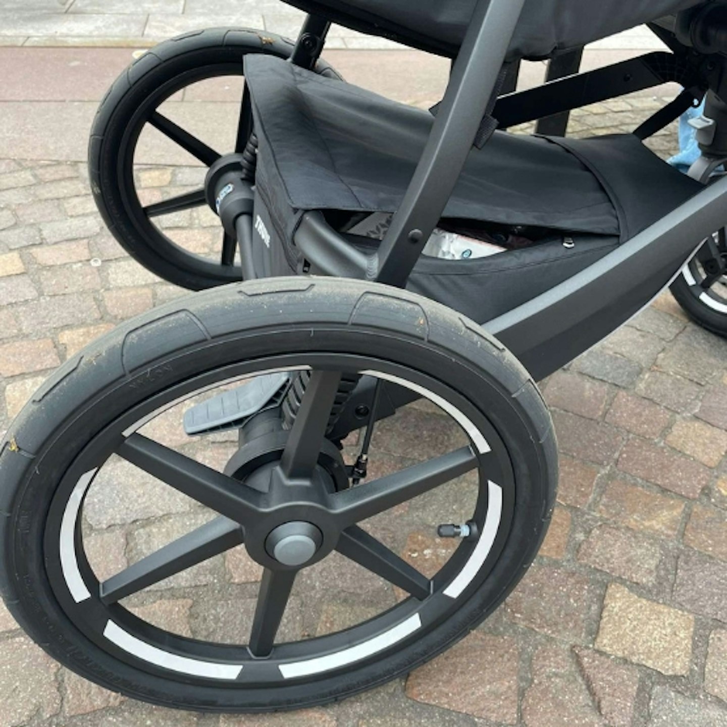 wheels and under seat storage on the Thule urban glide 3