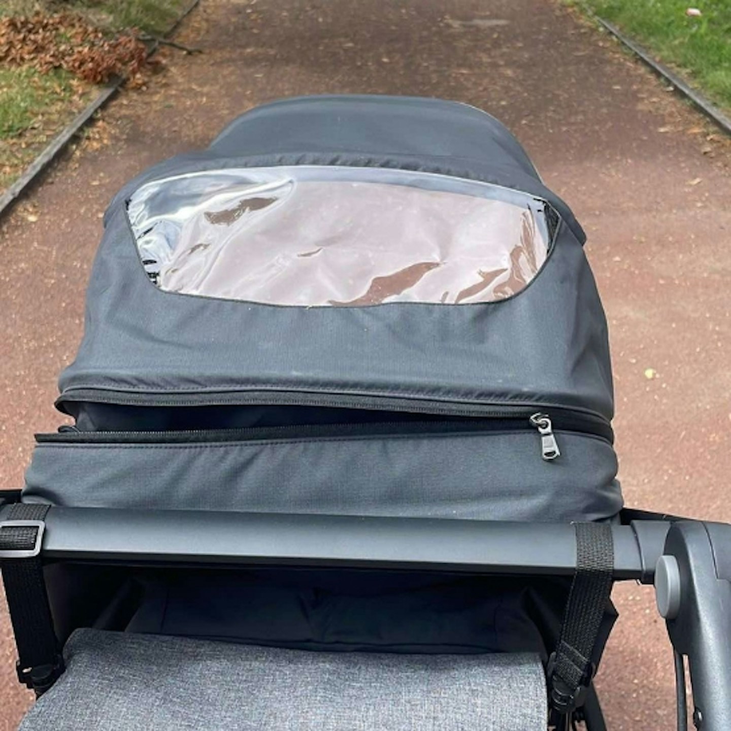 peakaboo window on the Thule urban glide 3