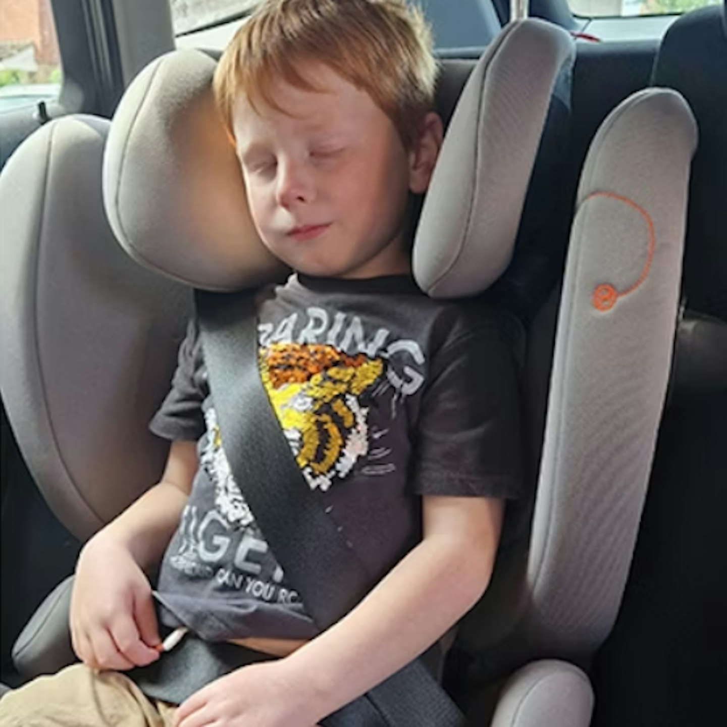 A child sleeping in the Cybex Solution G i-Fix car seat