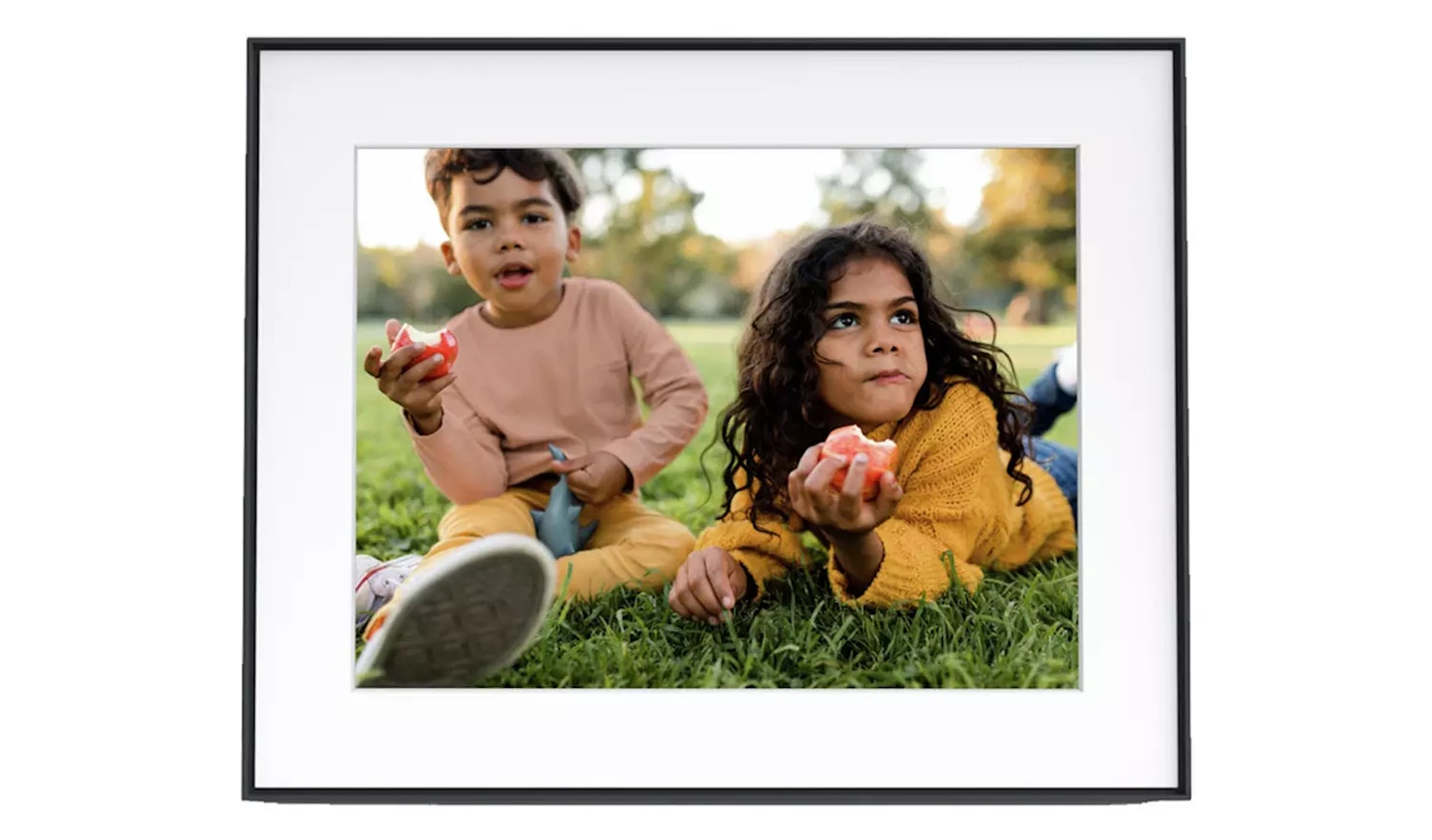 AURA Walden 15 Inch Digital Photo Frame