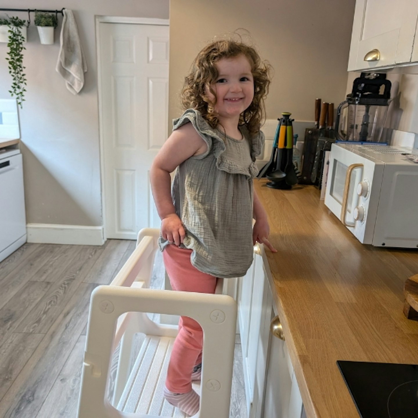 young girl in the HOMCOM Kids Standing Platform