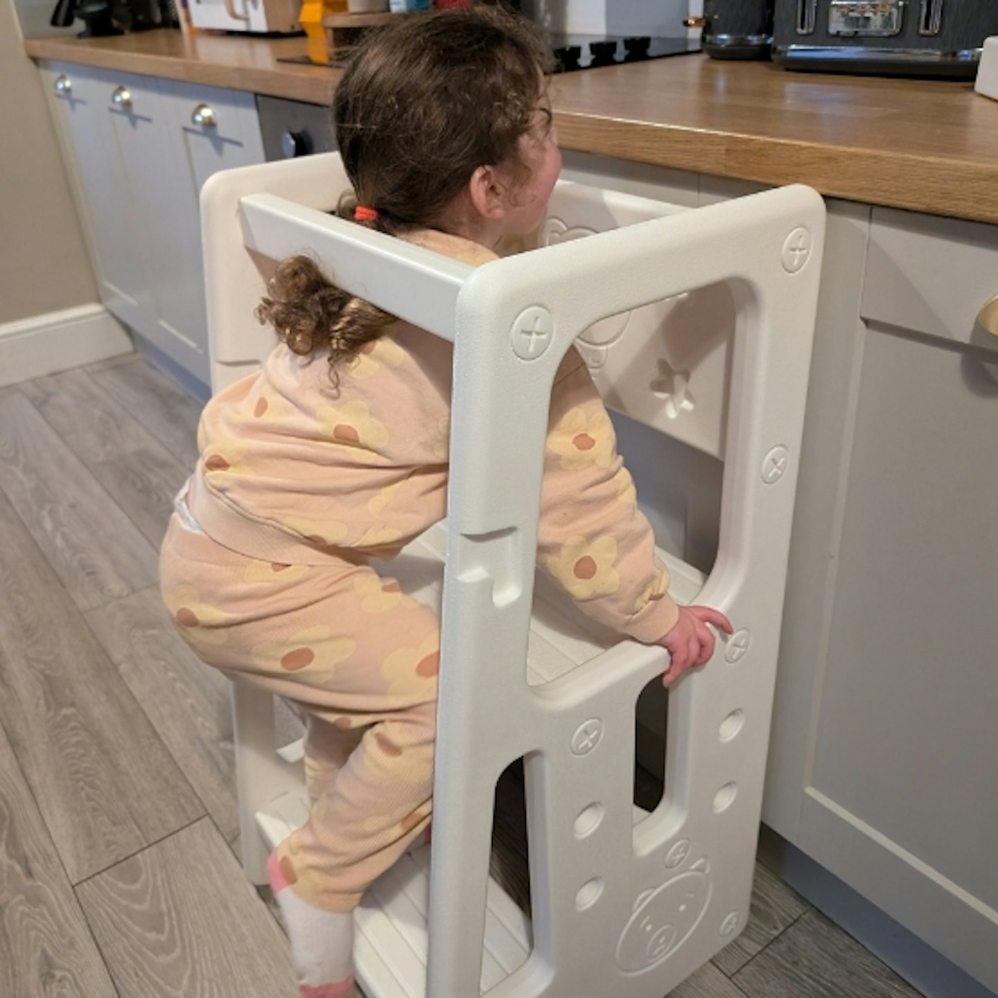 young girl getting in the HOMCOM Kids Standing Platform