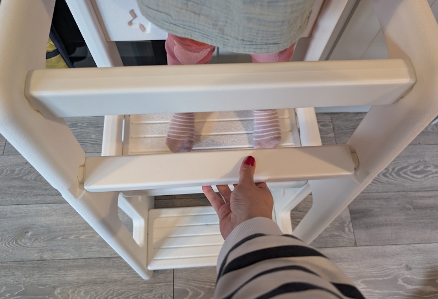 removable safety bar of the HOMCOM Kids Standing Platform