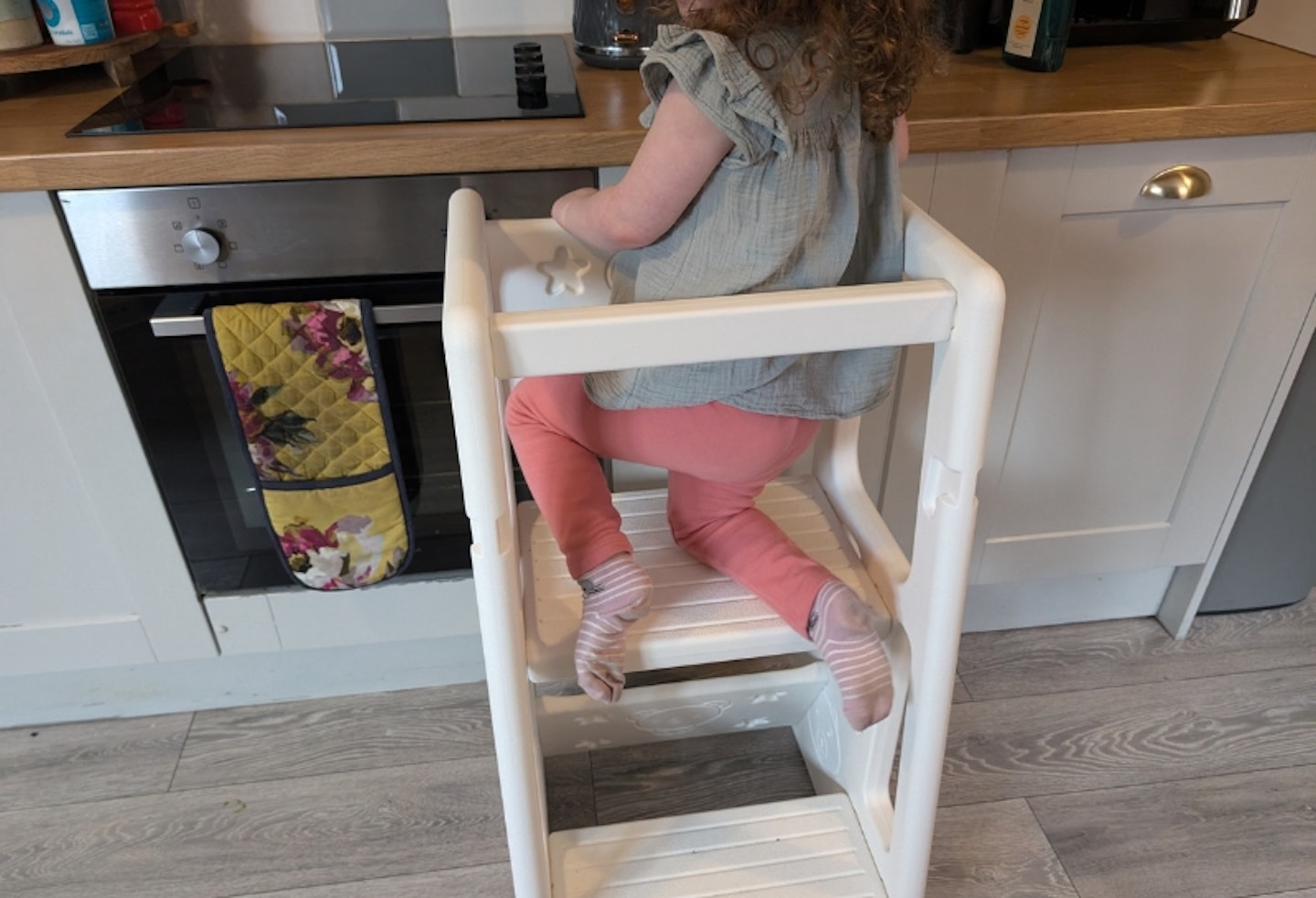 young girl getting in the HOMCOM Kids Standing Platform