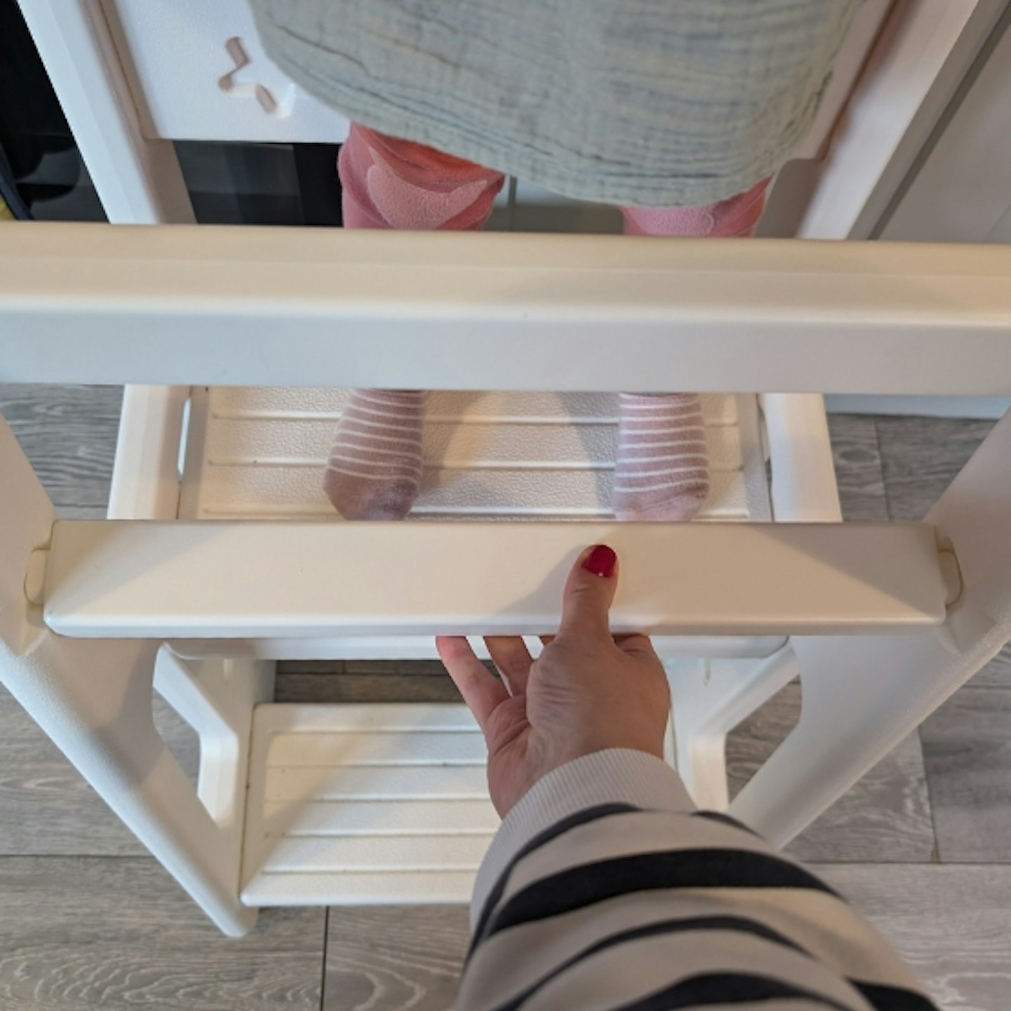 removable safety bar of the HOMCOM Kids Standing Platform