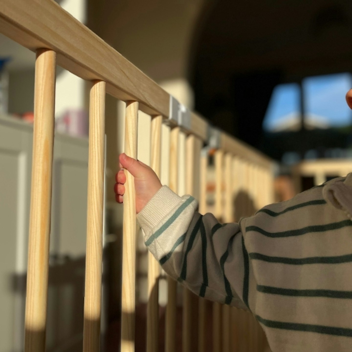 hand holding on to the rail of the Baby Vivo Baby Playpen