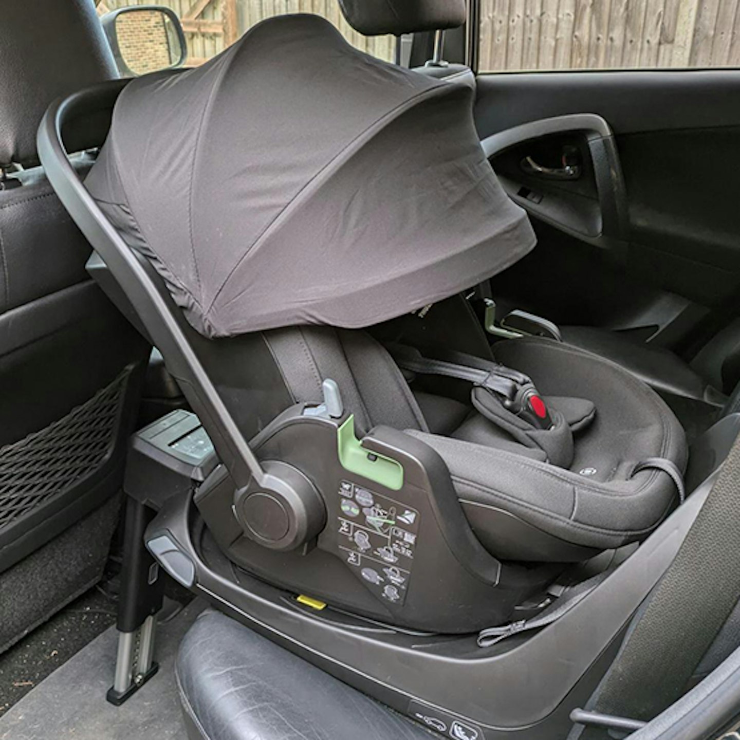 thule maple car seat in car on Alfi base